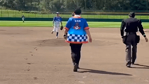 マウンドに向かう男性